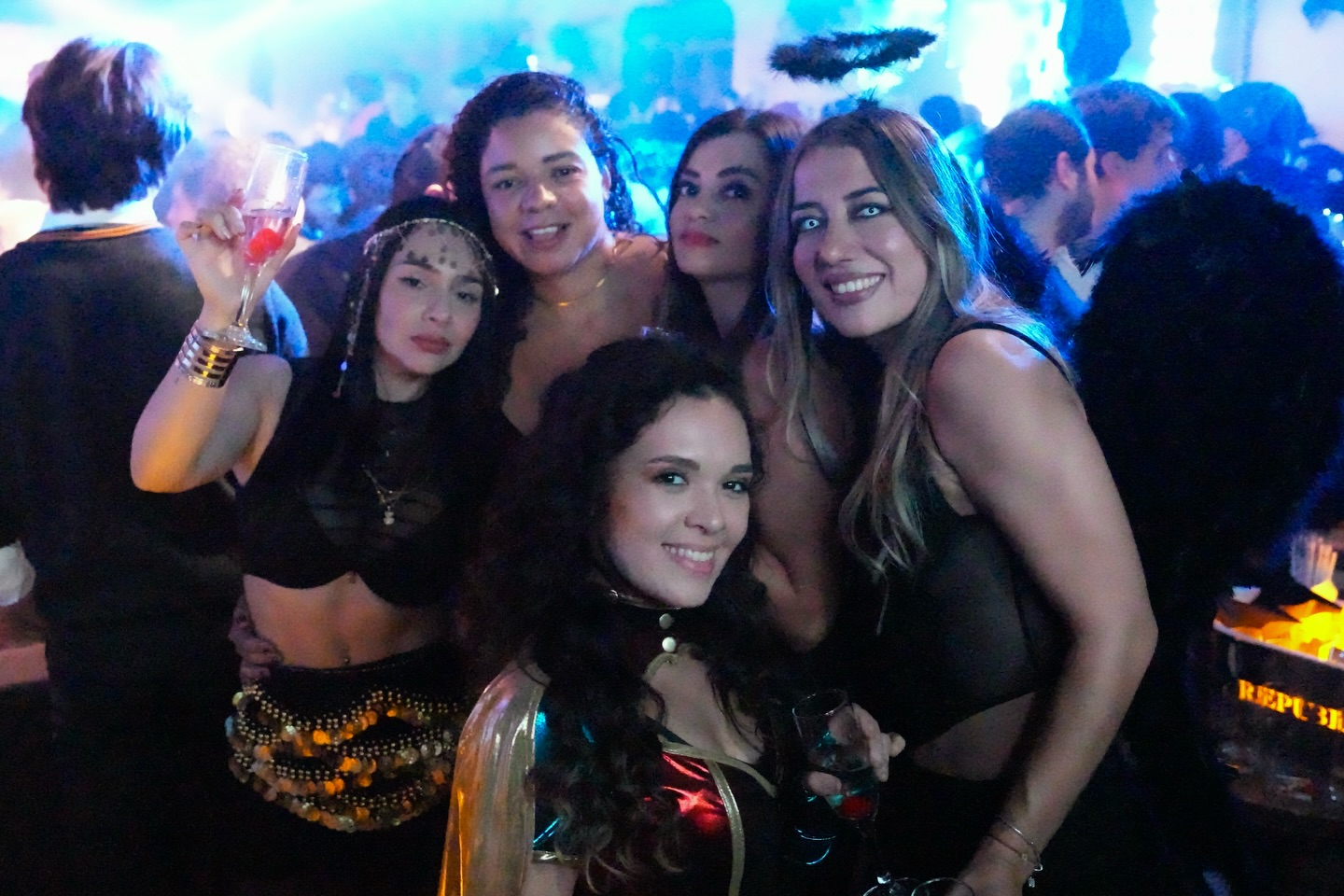 Grupo de amigas disfrutando en República