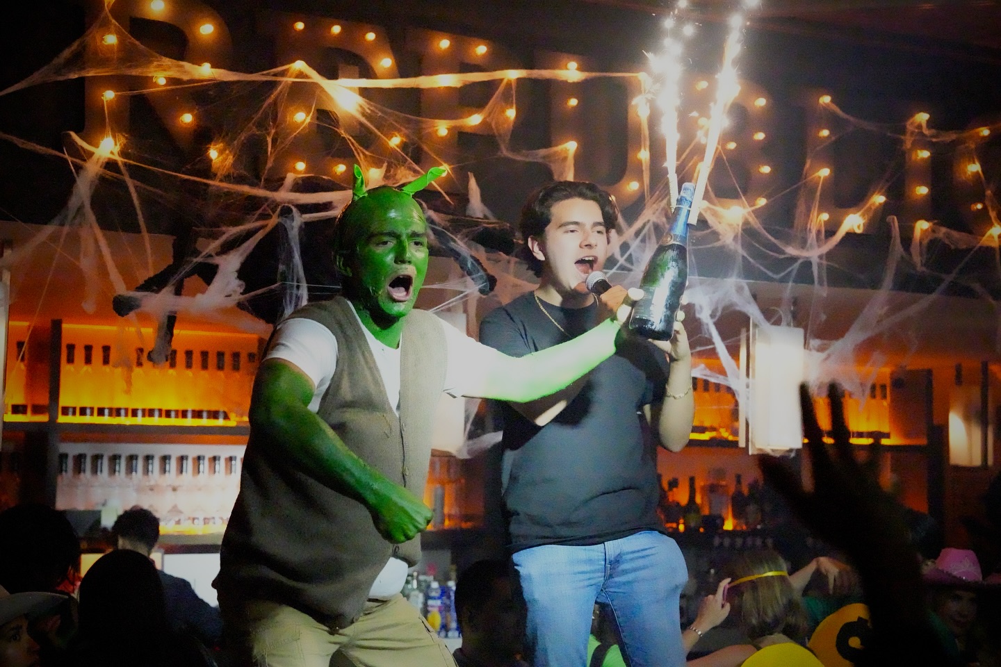 Performance especial con efectos de botella