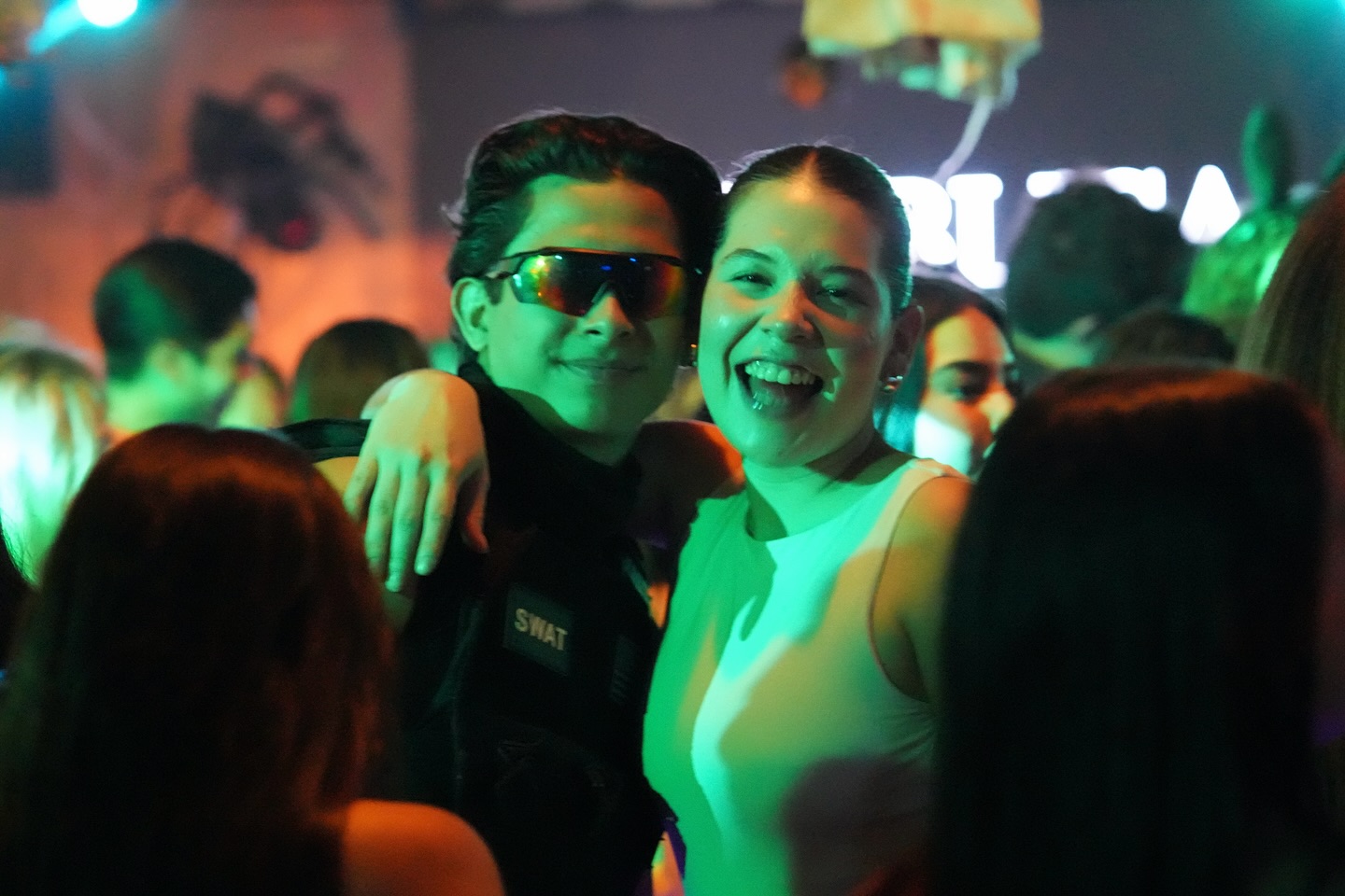 Amigos disfrutando la noche