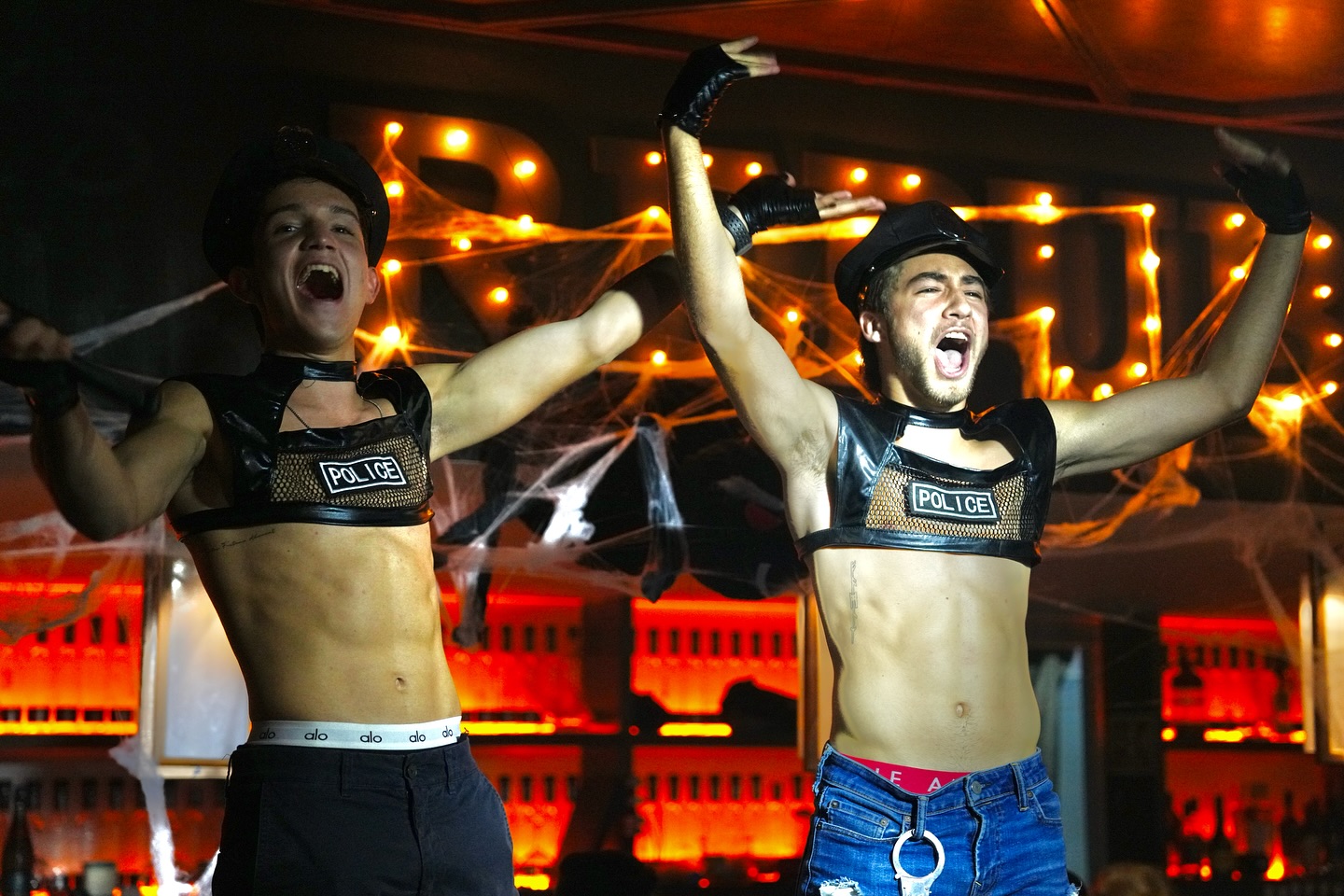 Performance de bailarines en el escenario